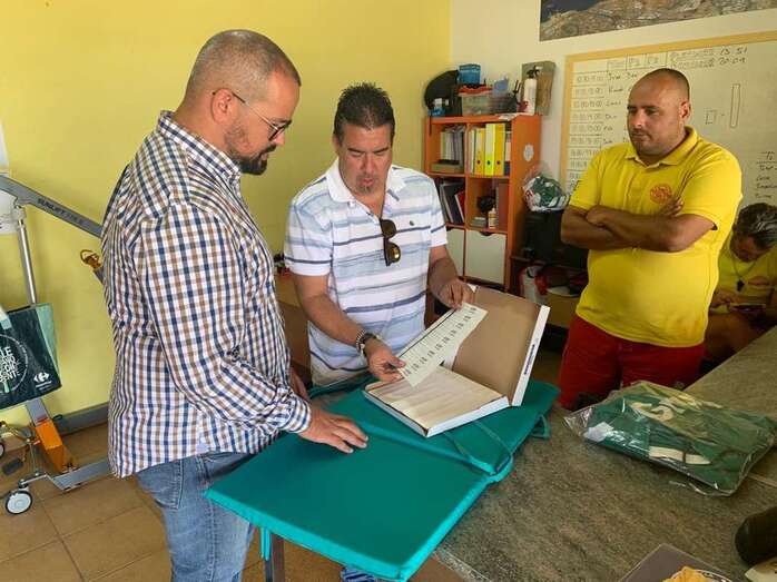 El concejal Jonay López supervisa el material en compañía del personal / TA